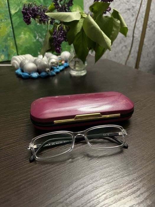 Жіночі окуляри, оправа для окулярів