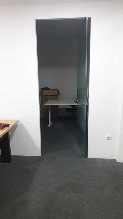 Escritório para alugar com gabinete fechado 350€/mês.