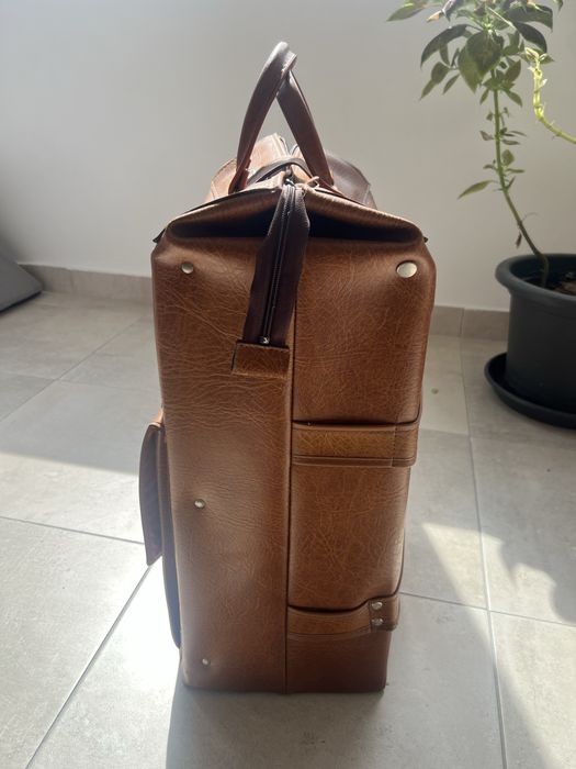 Mala de viagem antiga em pele