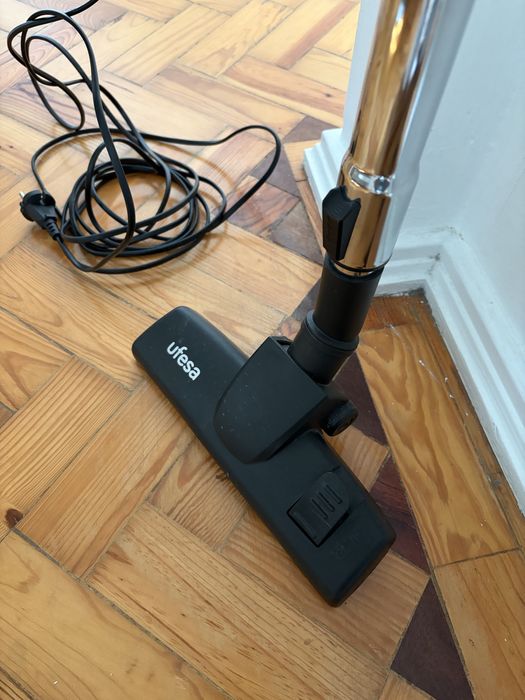 Aspirador vertical com fio Oasis