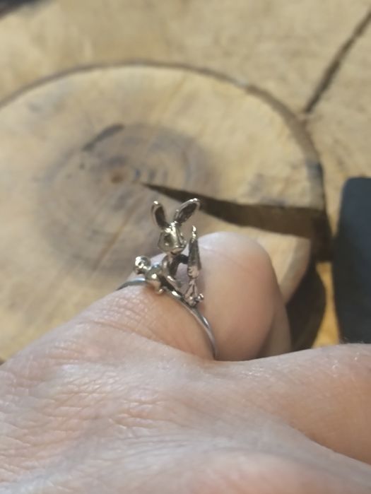 Srebrny artystyczny pierścionek Zając ,marchewka . Vintage