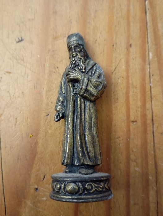 Várias figuras em bronze