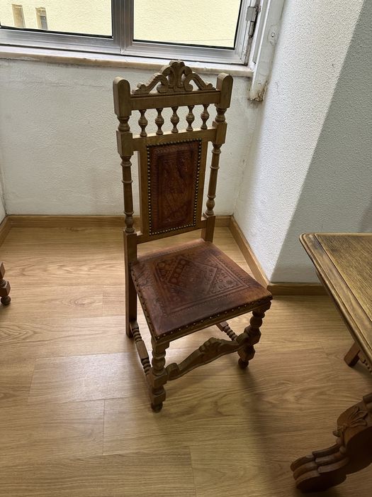 Mesa de sala e cadeiras