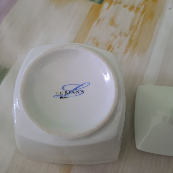 Biała porcelanowa cukiernica Lubiana.