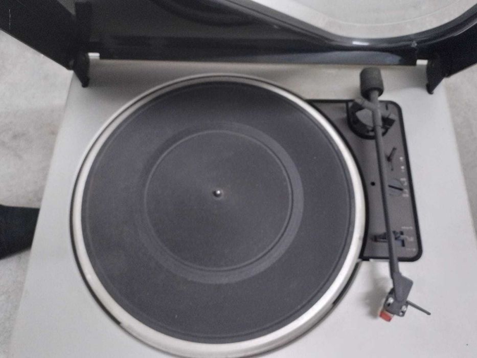 Aparelho de gira discos e gravador de cassetes Grunding