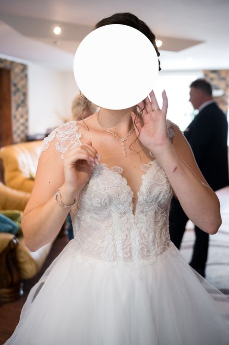 Suknia ślubna z falbanami