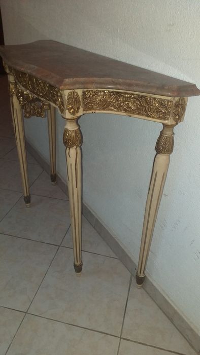 Mesa de apoio com tampo em pedra