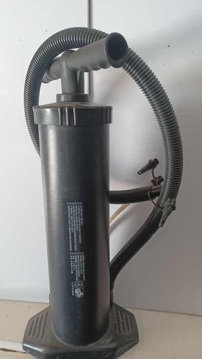 Bomba manual para encher colchões pneumáticos de praia ou outros fins . muito útil, com pouca utilização.