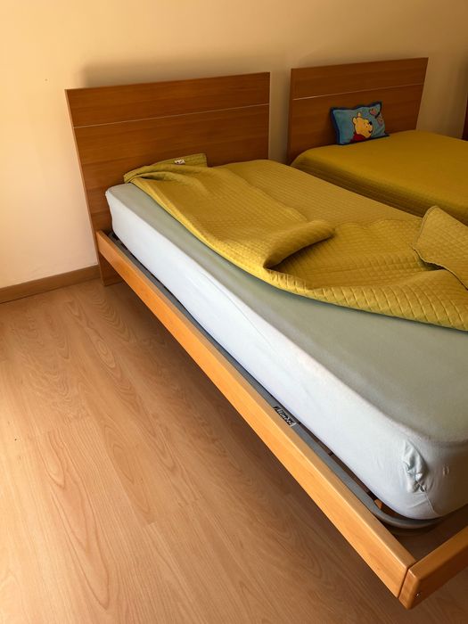 Quarto criança  2 camas + mesa de cabeceira