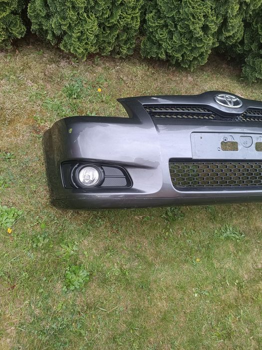 Zderzak Toyota Corolla Verso uszkodzona