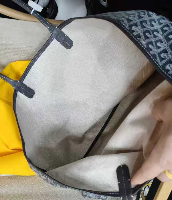 Torebka Goyard w szarym kolorze – modny must-have!