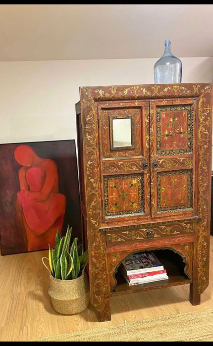 Móvel antigo pintado a mão