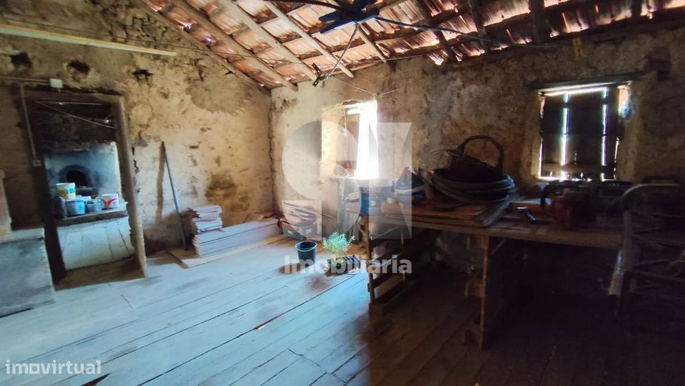 Ruína tradicional em pedra com potencial para reconstrução