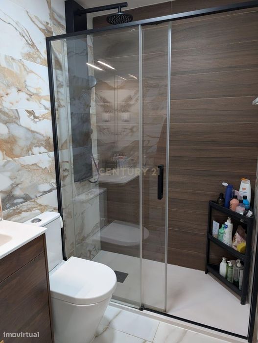 Apartamento T2 Totalmente Remodelado | 78 m² | Zona Central com boa Ac