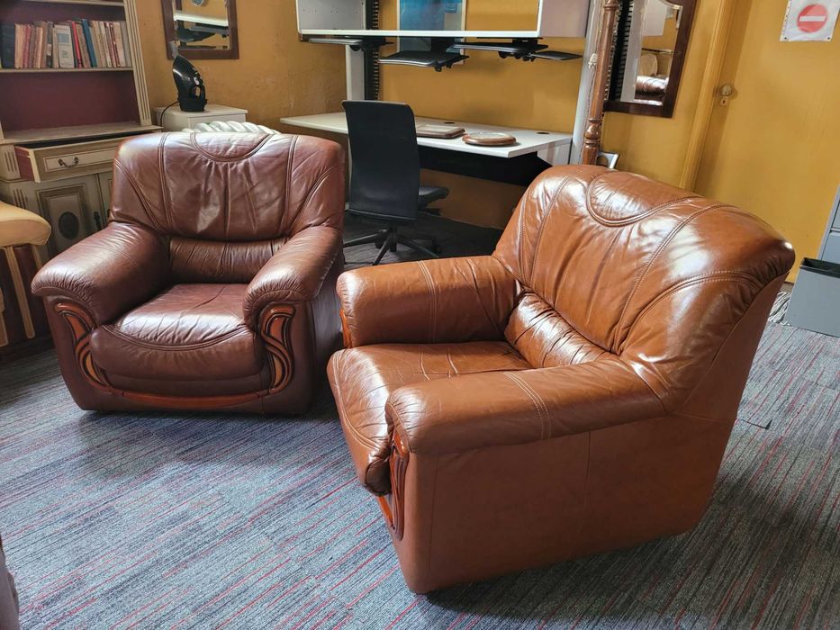 Sofás individuais em pele - Valor unitário - Bom estado geral