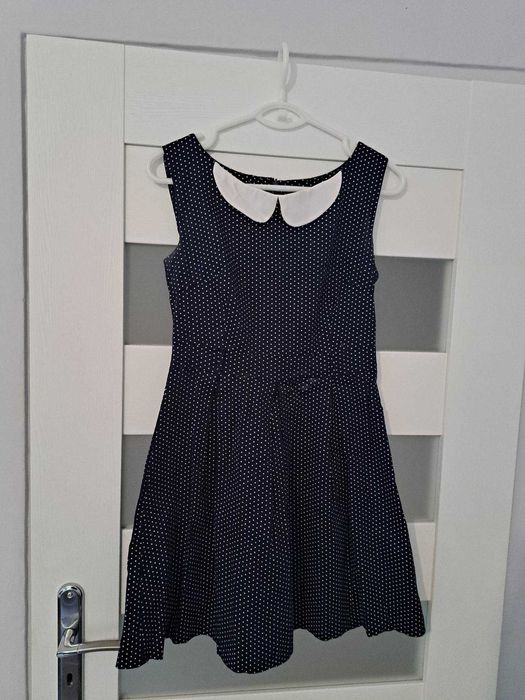 Urocza sukienka w grochy z kołnierzykiem