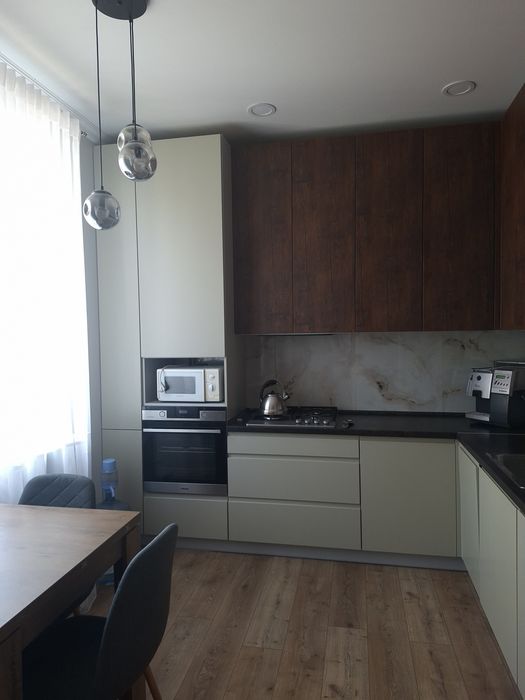 Продам 3-х кім.,новий ремонт,сталінка,центр,набережна,пров.Крупської 4