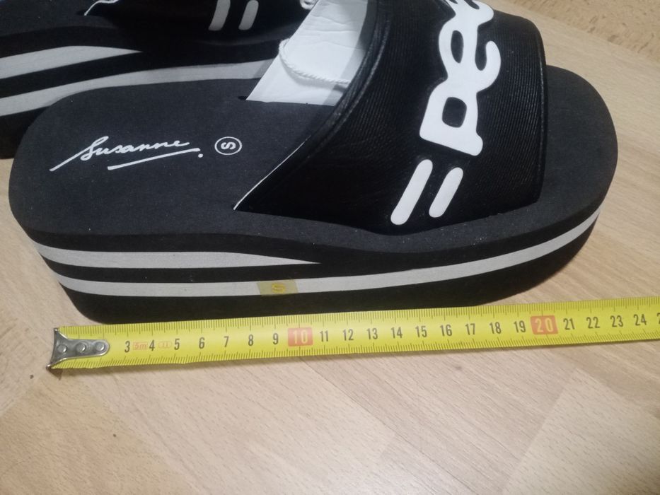 Шлепки на танкетке