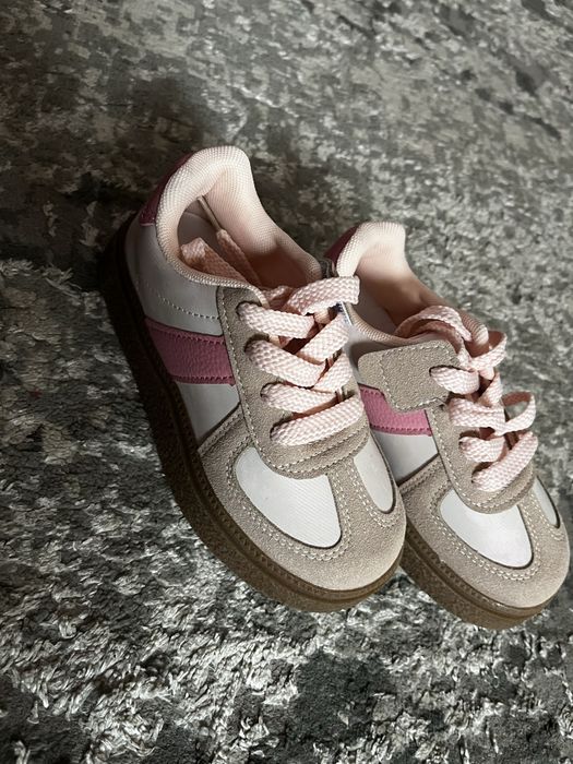 Кросівки дівчачі