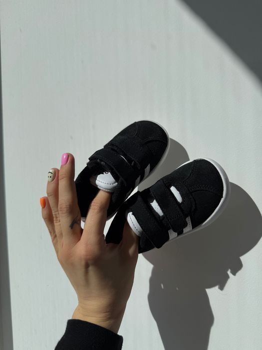 Дитячі кросівки чорного кольору Adidas.