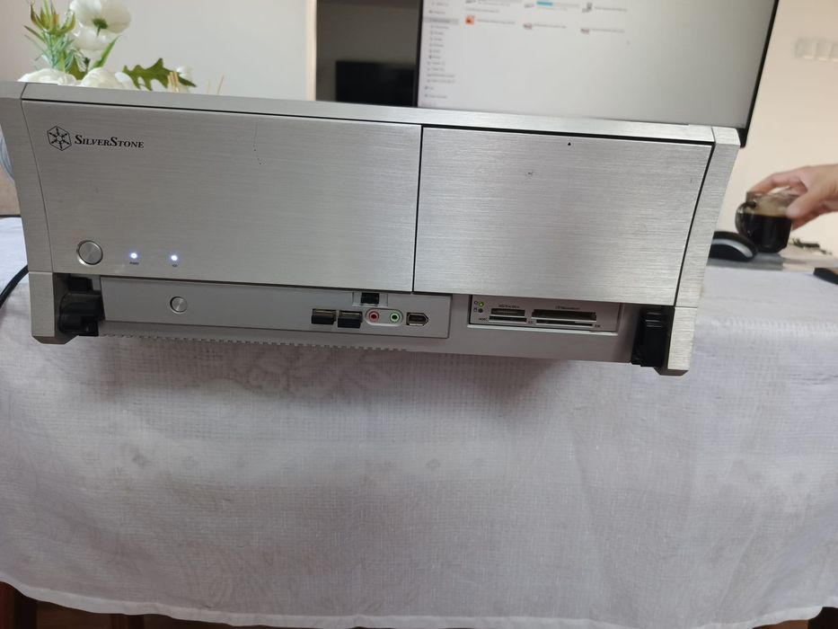 Komputer w obudowie aluminiowej