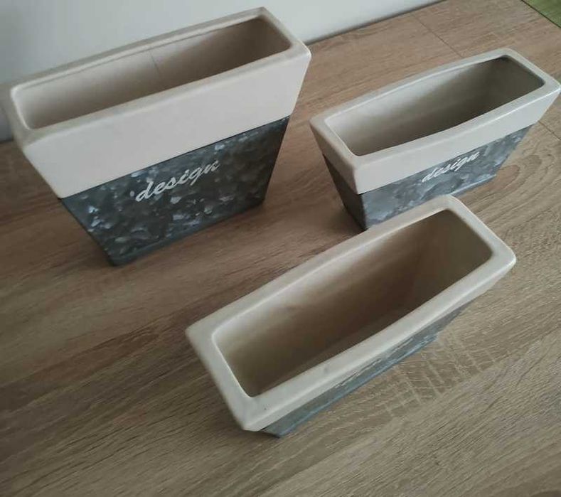 Zestaw trzech ceramicznych pojemników
