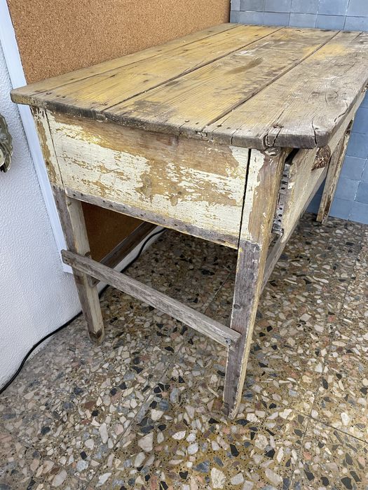 Mesa antiga com gaveta