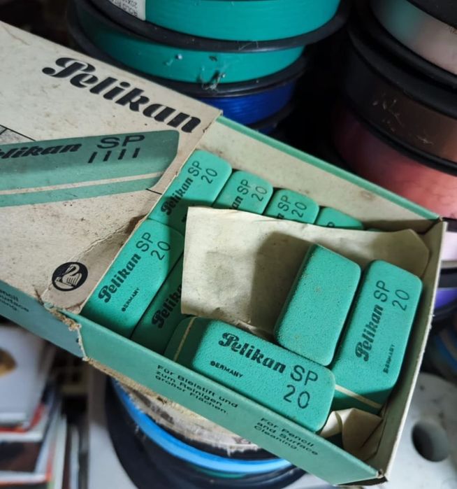 Máquinas calcular vintage antigas e material escritório