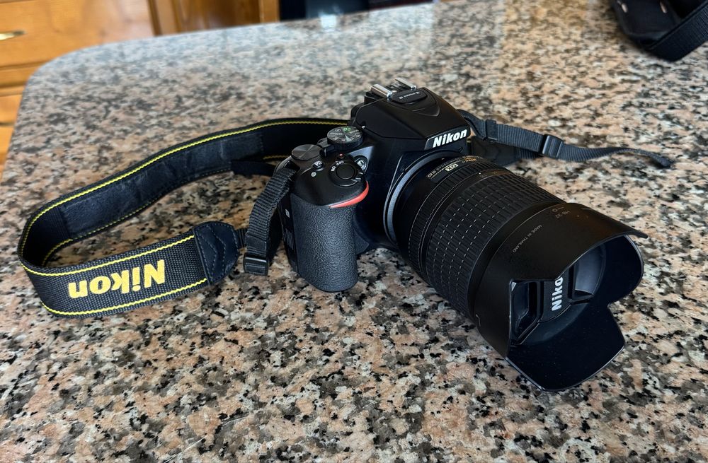 Nikon D5600 + Objetiva 18-105mm VR + Extras – usada 3/4 vezes nova!