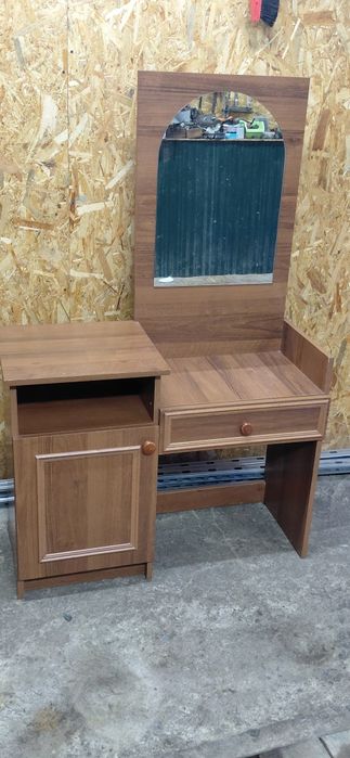 Столик для дівчат.