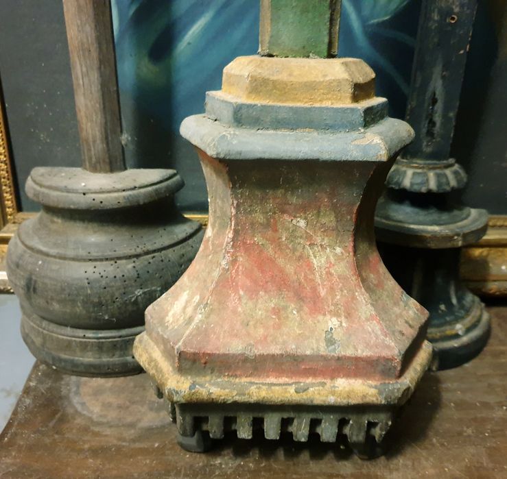 Antigos crucifixos sem Cristos dos Sec. XVIII  e XIX