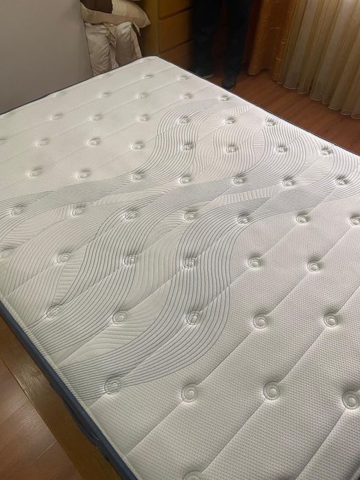 Cama e colchão em super estado