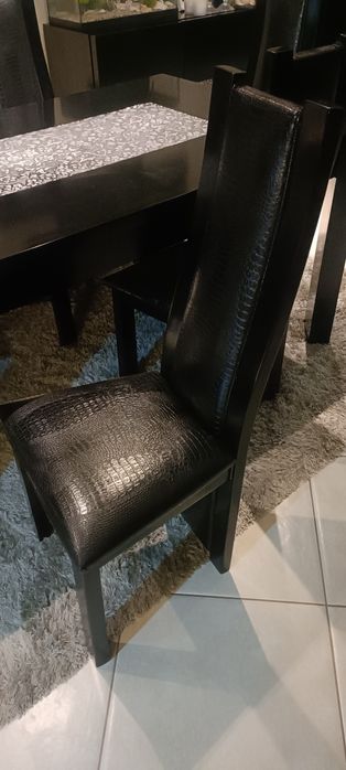 Mobília de sala de jantar ( Mesa, Cadeiras e Aparador)