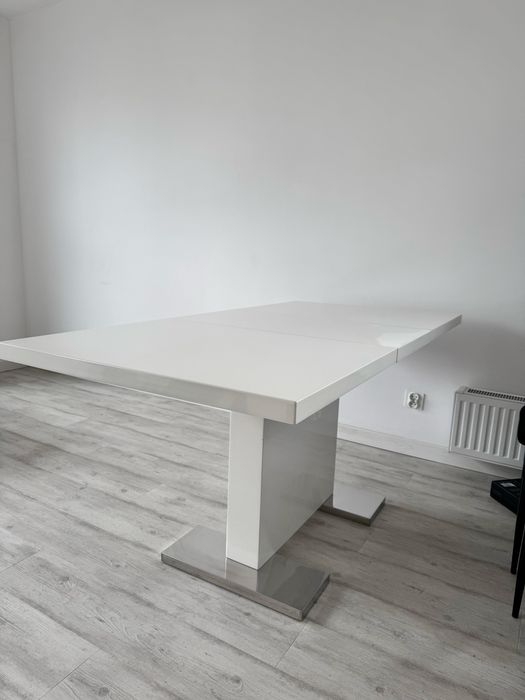 Biały elegancki  stół