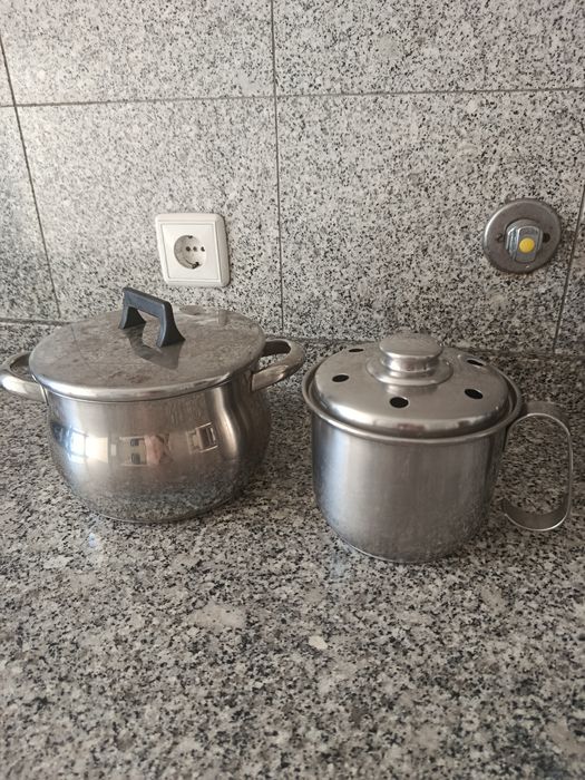 Panela da sopa e fervedor leite ou água.