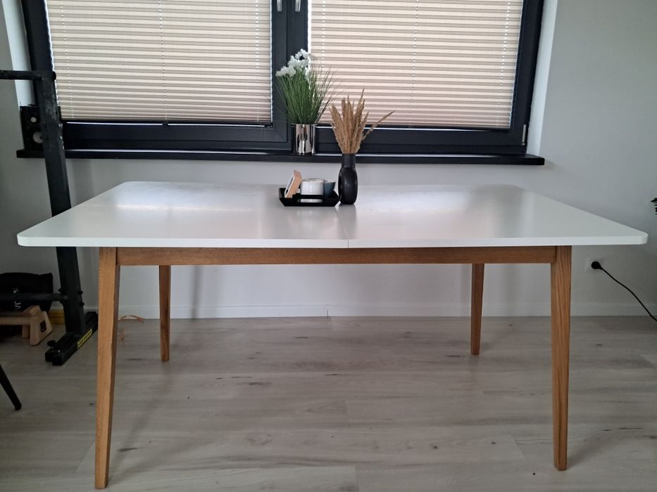 Biały stół do jadalni rozkładany