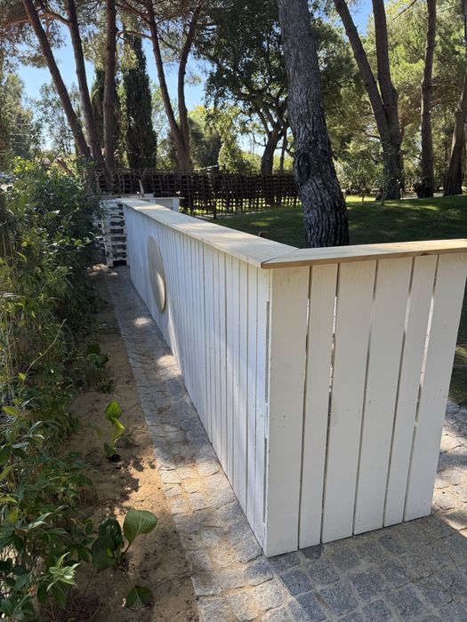 Bar em paletes com tampo de pinho