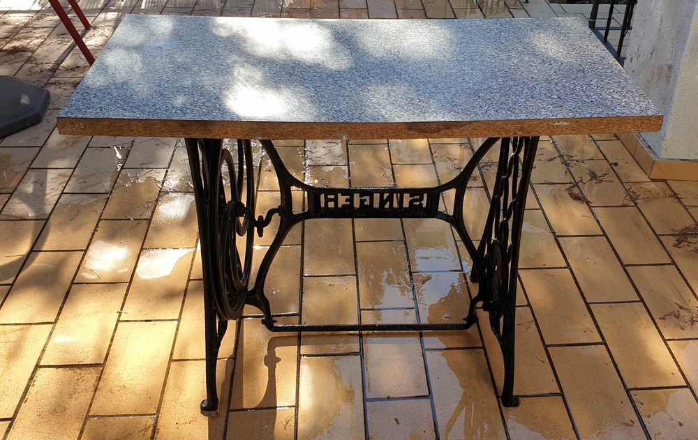Mesa com base de máquina de costura Singer antiga
