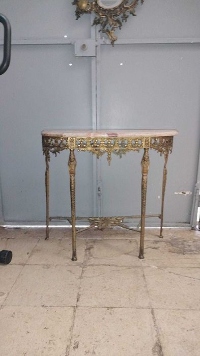 Conjunto de mesa e espelho em latão trabalhado e pedra natural