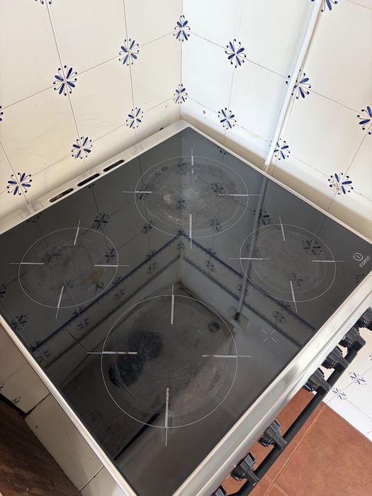 Fogão Elétrico Indesit Inox 60 cm – Vitrocerâmica e Forno Multifuncional