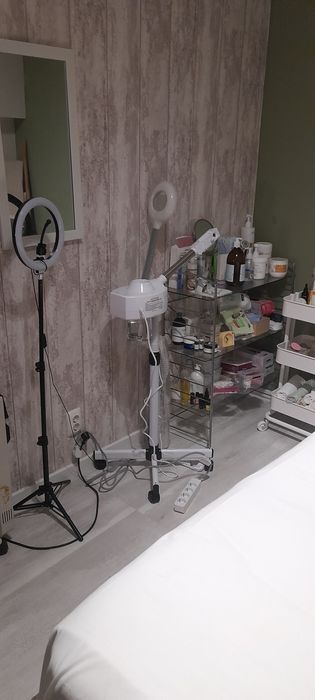 Gabinete de manicure, pedicure, e outro de Estética .