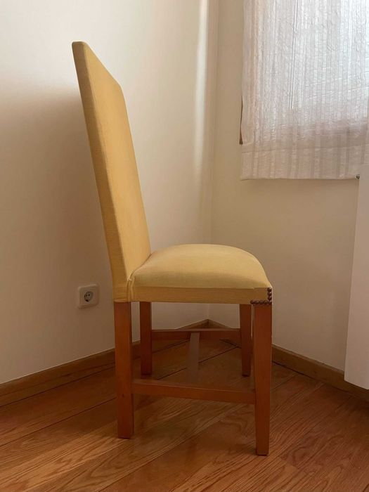 Cadeira em tecido amarela