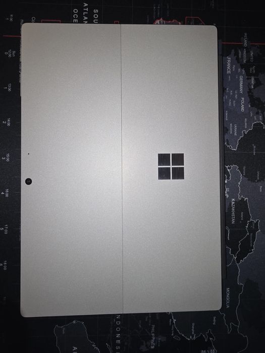 Surface Pro 7 com teclado e pen