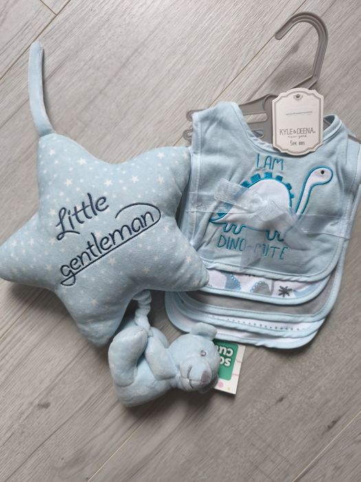 Wyprawka dla chłopca  zawieszka z pozytywką i zestaw śliniaków