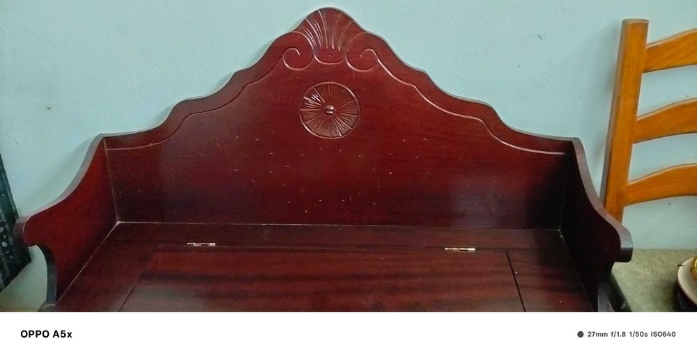 Banco arca em bom estado de conservação