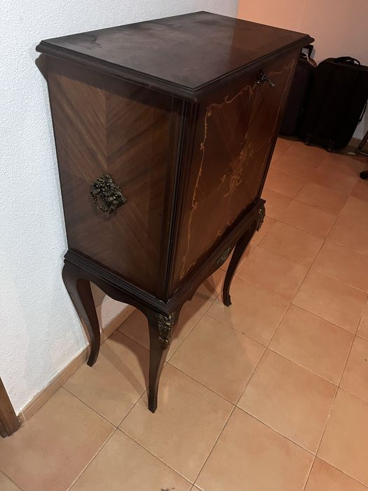 Mini bar antigo com 200 anos