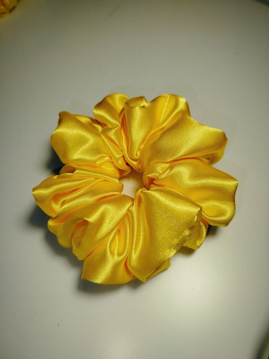 Gumka scrunchie satyna jedwabna Butter Yellow