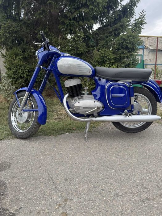ретро мотоцикл Jawa 250 Ява