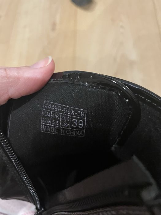 Czarne lakierowane botki / trapery – rozmiar 39