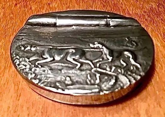 CAIXA ESTANHO - carimbos VCM Fecit Cobra - motv. caça -5,5x4,3x1,3cm/s
